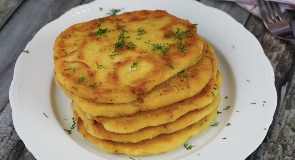 4 інгредієнти + спеції – рецепт нереально смачних картопляних коржиків: “домашні” цілують руки за них 