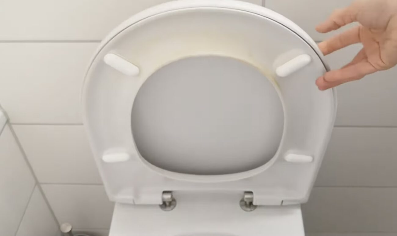 Господині розповіли, як почистити обідок унітаза від жовтих плям