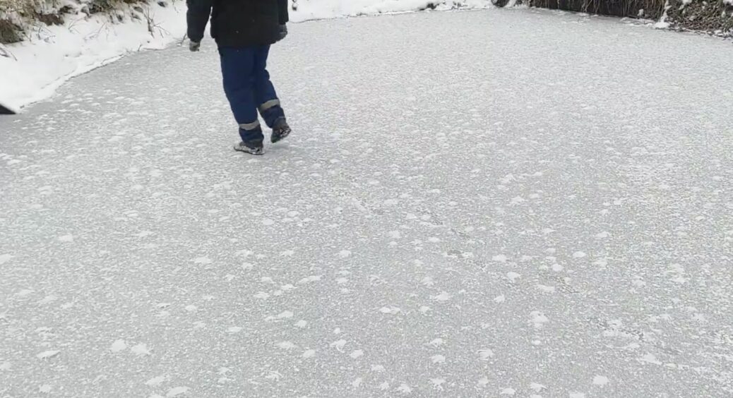 Слизька підошва псувала кожну зиму, доки не спробувала 2 способи – працюють краще льодоступів 