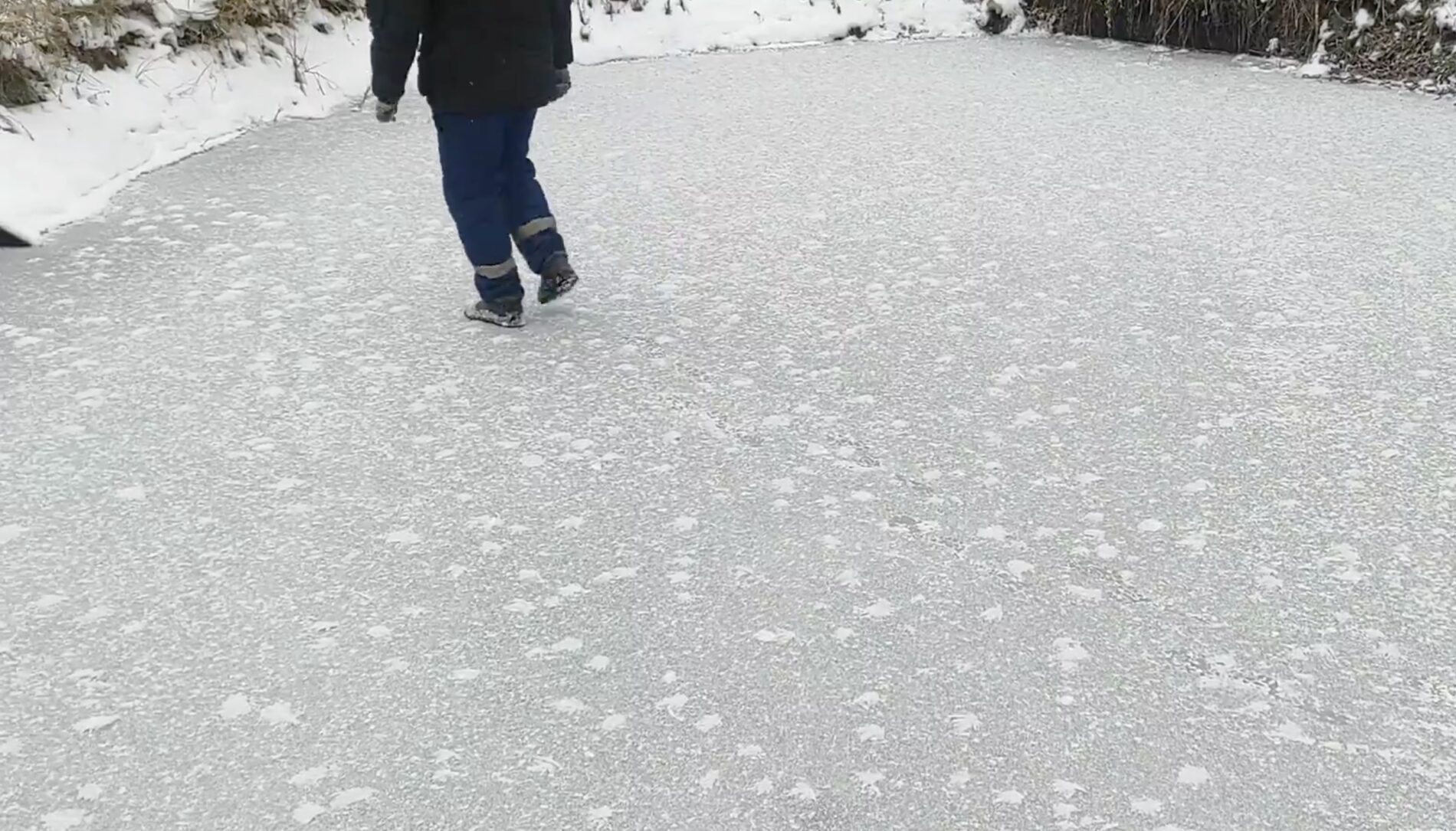Господині розповіли, чим змастити підошву, щоб взуття на ковзало взимку