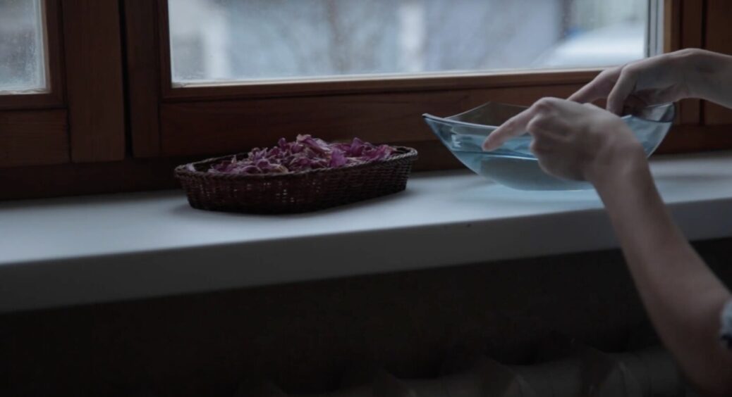 Поставила на підвіконня 2 мисочки з водою – батареї перестали сушити повітря, і кашель у дитини пройшов 