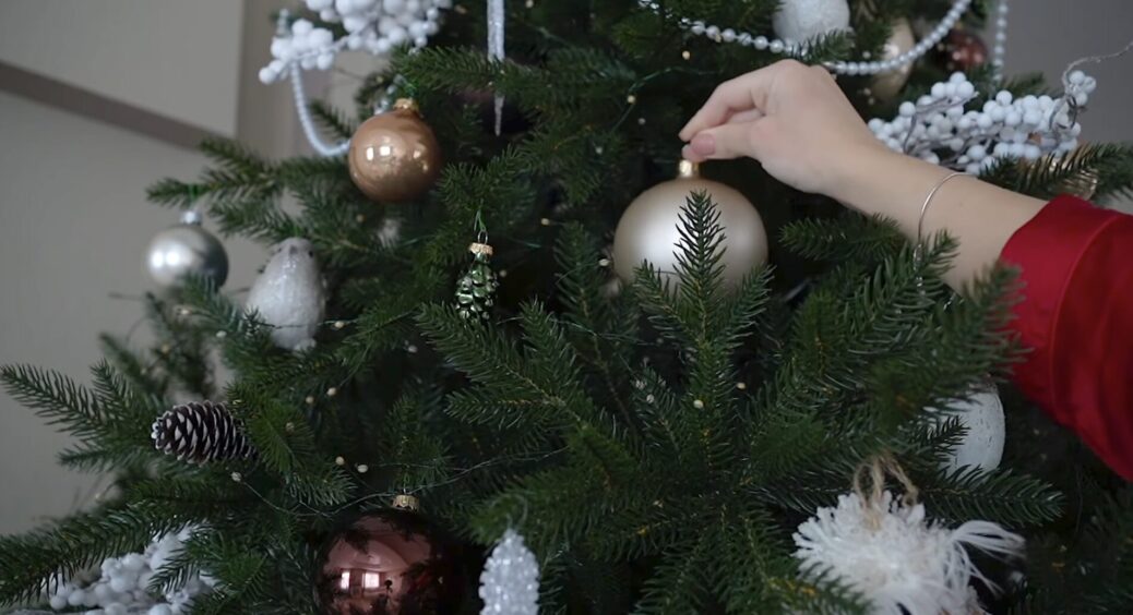 За 2 години до Нового року вішаю на ялинку лавровий лист: це не забобони, а стародавнє повір’я 