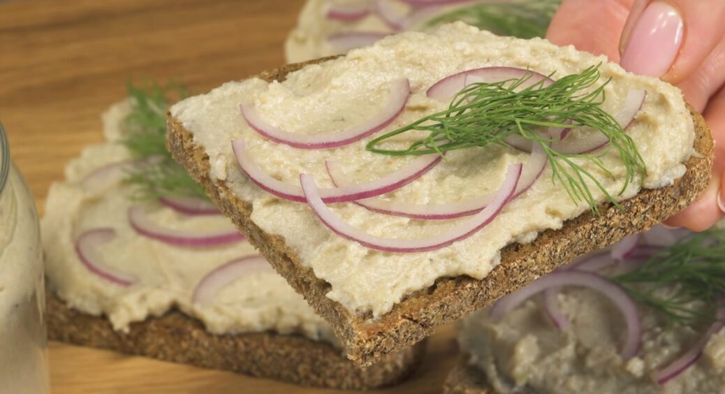 Нащо купувати червону рибу, якщо є оселедець і гірчиця? Зробила намазку за 5 хвилин: навіть ікру так не їли 