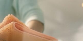 Господині розповіли, в чому замочити ганчірки для столу, щоб позбутися запаху