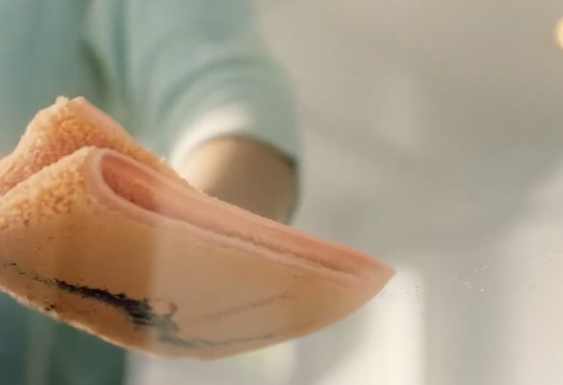 Господині розповіли, в чому замочити ганчірки для столу, щоб позбутися запаху