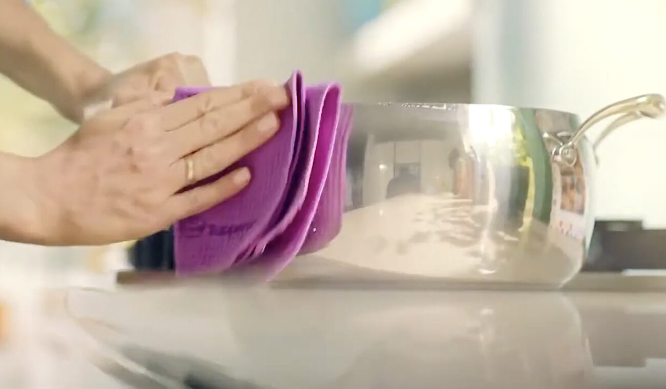 Господині розповіли, в чому замочити ганчірки для столу, щоб позбутися запаху