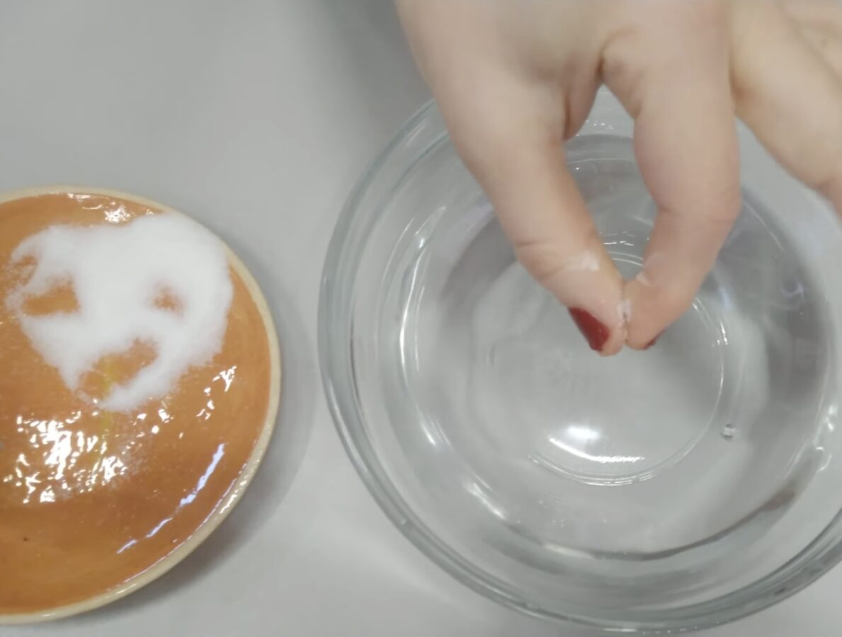 Господині розповіли, як прибрати суперклей зі шкіри