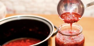 Господині розповіли, як врятувати запліснявіле варення