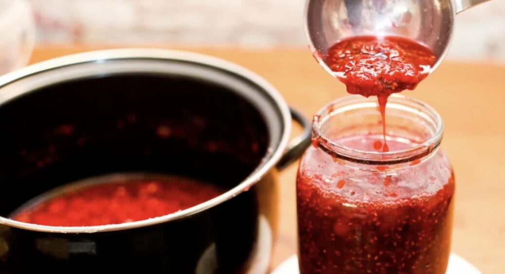 Варення в банці покрилося пліснявою, і я вже хотіла викидати: але бабця сказала прокип’ятити з 2 гвоздичками 