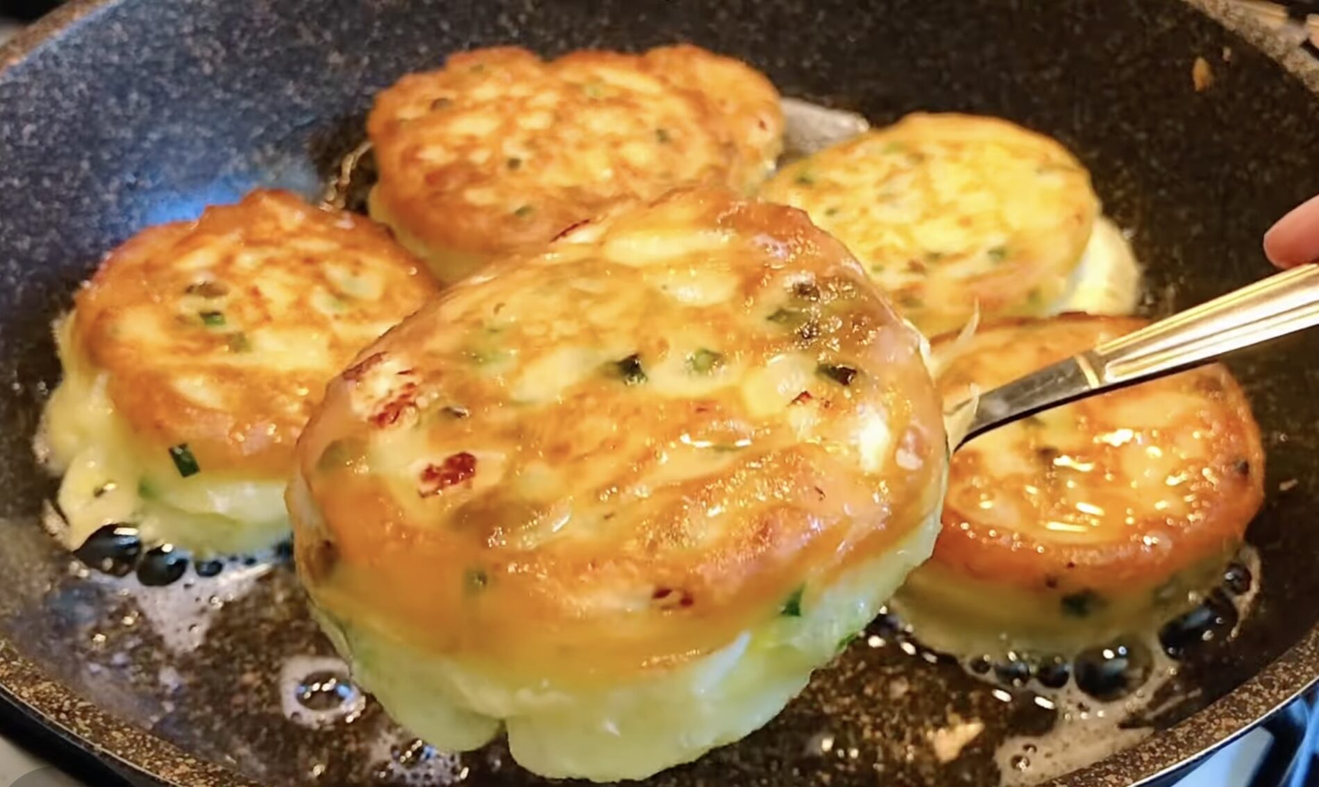 Господині поділилися рецептом лінивих пиріжків на кефірі з сиром