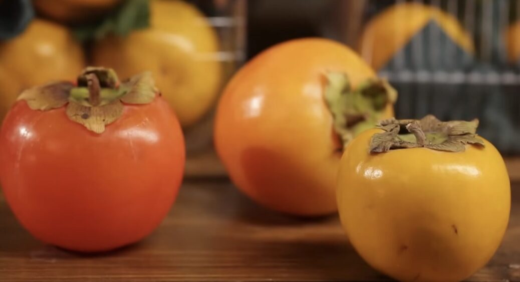 Хитрі продавці на ринку мовчать, а я дивлюсь на 1 ознаку біля хвостика і завжди беру найсолодшу хурму (Фото) 