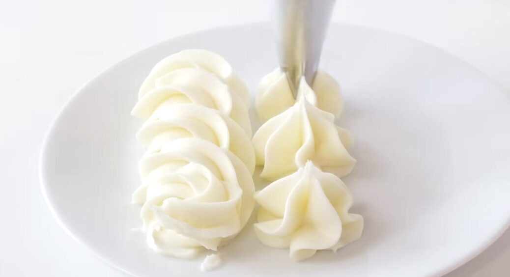 4 інгредієнти – і найніжніший крем для тортів та тістечок готовий: найкращий “лінивий” рецепт 