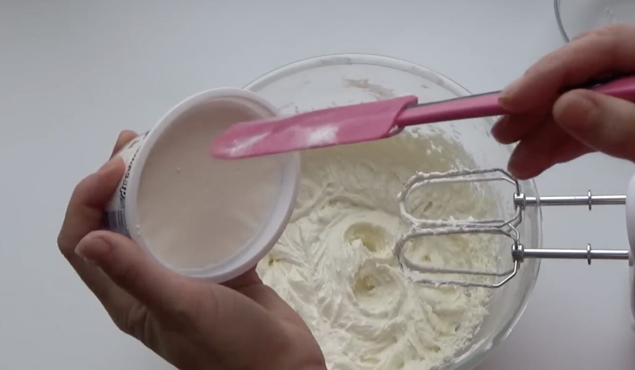 Кулінари поділилися рецептом універсального крему для десертів