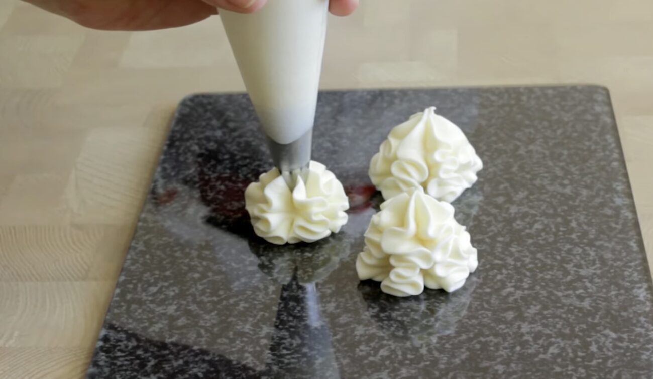 Кулінари поділилися рецептом універсального крему для десертів