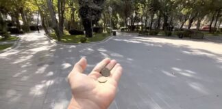 Експерти розповіли, які речі не можна піднімати з землі