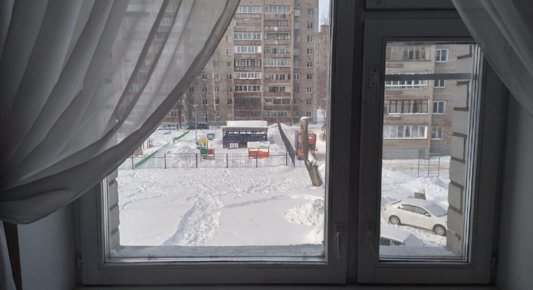 Мию вікна взимку до блиску завдяки бабусиному розчину з 2-х простих інгредієнтів, які є на кухні 