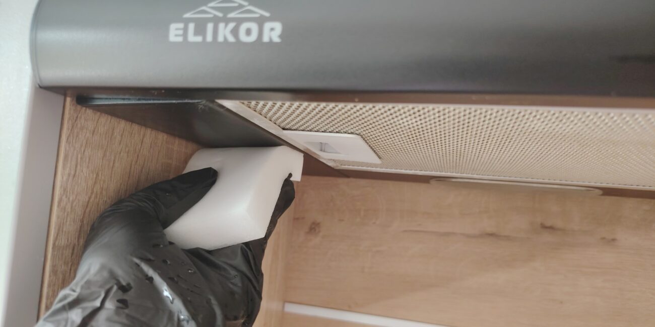 Експерти розповіли, як очистити витяжку від липкого жиру та бруду швидко і без значного клопоту