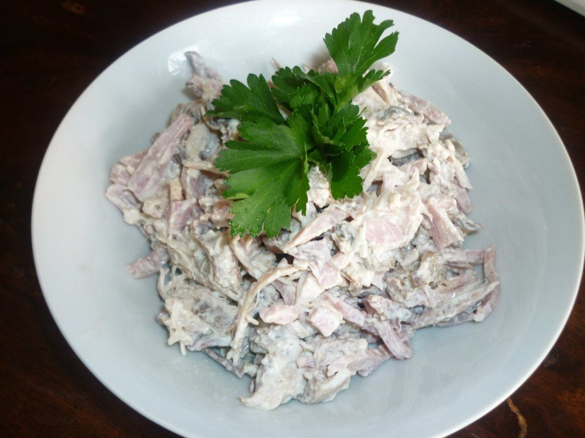 Кулінари розповіли, як приготувати смачний м'ясний салат із додаванням простих компонентів