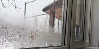 Господині розповіли, як швидко прибрати протяги з вікон власноруч