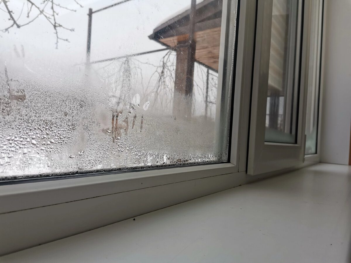 Експерти розповіли, що зробити з вікнами, аби позбутись від конденсату просто і швидко