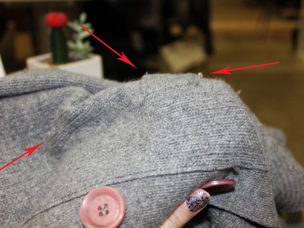 Господині розповіли, як прибрати ковтуни на светрах без спеціальних девайсів