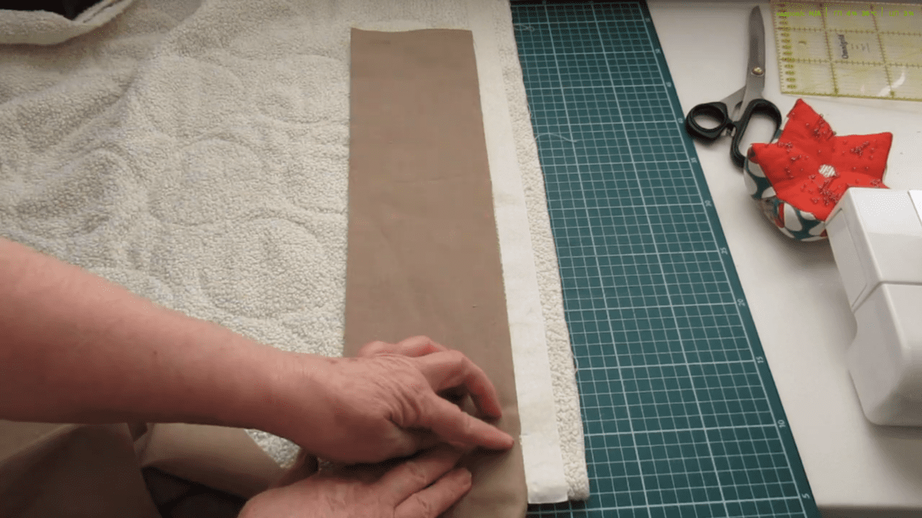 Господині показали цікавий спосіб, як зробити килимок у ванну зі звичайного рушника – порада