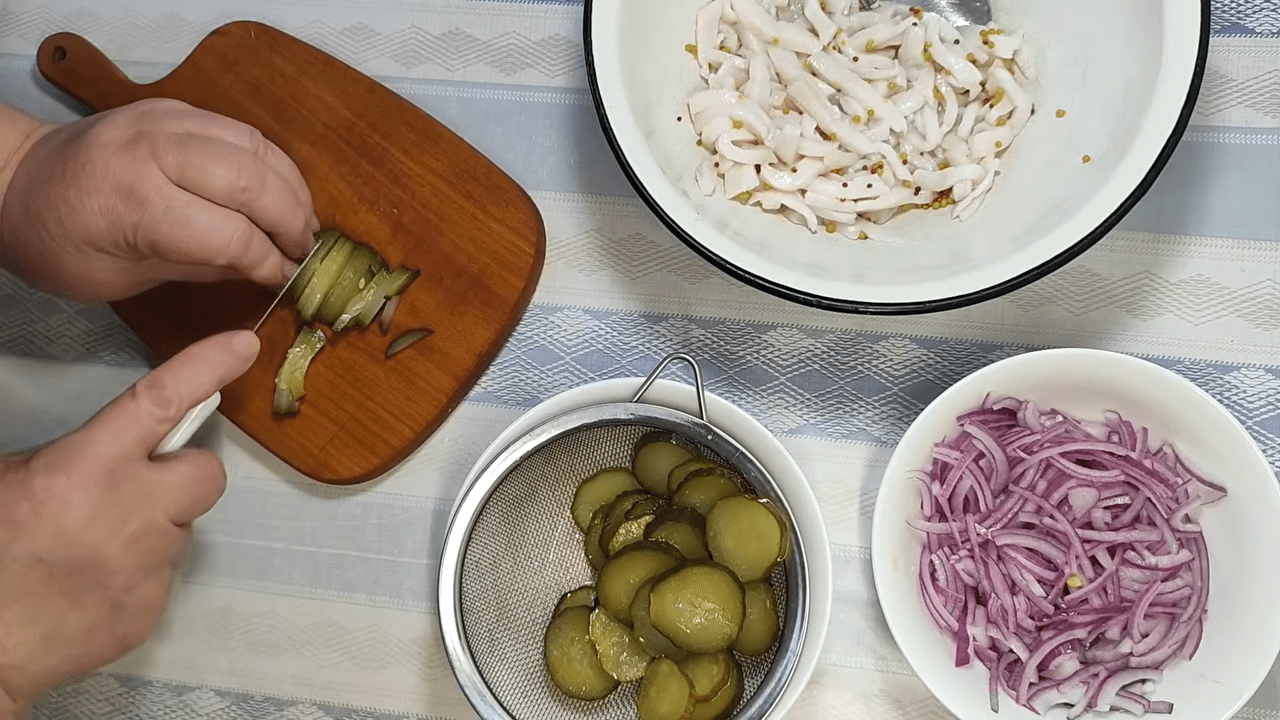 Кулінари поділилися рецептом селянського салату з салом