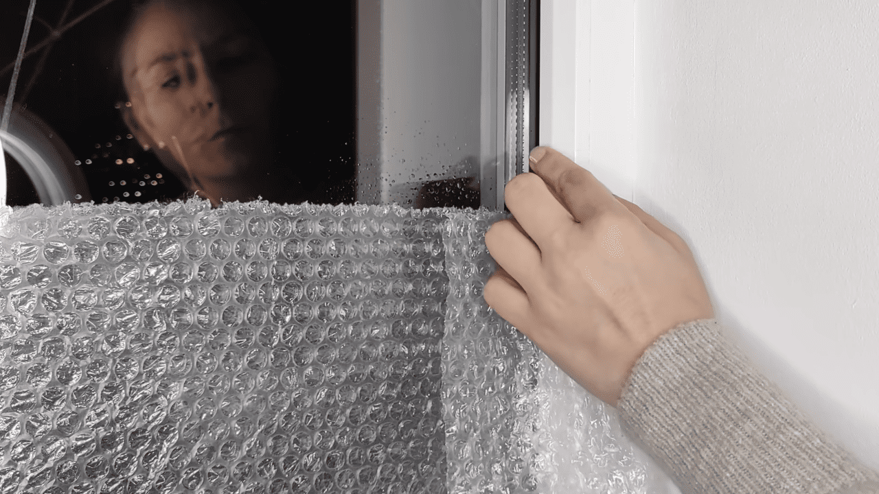 Експерти розповіли, чим утеплити вікна взимку