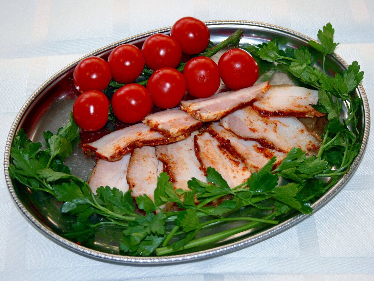 Експерти порадили приготувати смачне копчене сало за рецептом без коптильні – з цибулею