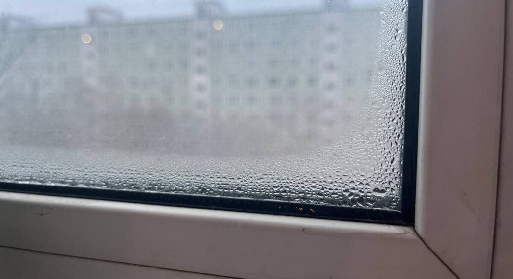 Вікна продували, і вдома було на 3 градуси холодніше: наклеїла цю штучку за 50 гривень – протягів немає 