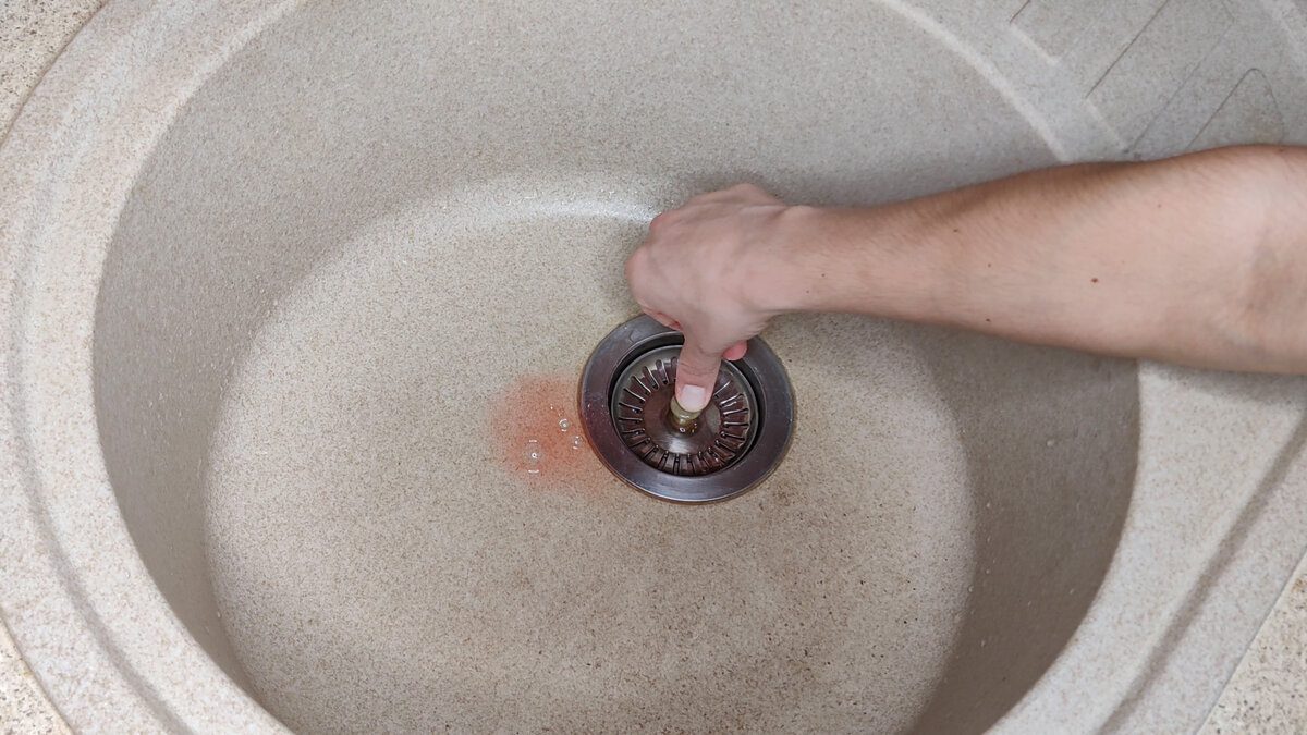 Господині розповіли, як позбутись від неприємного аромату в зливі на кухні – порада