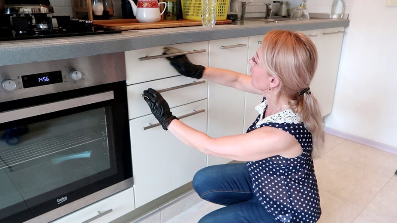 Експерти розповіли, який засіб допоможе очистити кухонні шафи від жиру та застарілого бруду