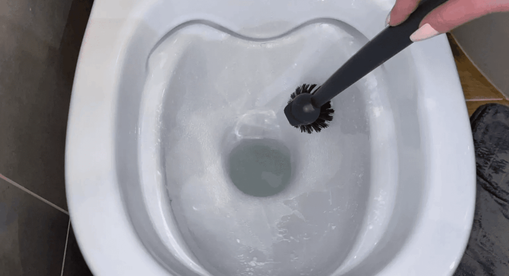 Прибиральниця в готелі шепнула секрет – я не повірила: тепер унітаз блищить 2 тижні без жодної хімії 
