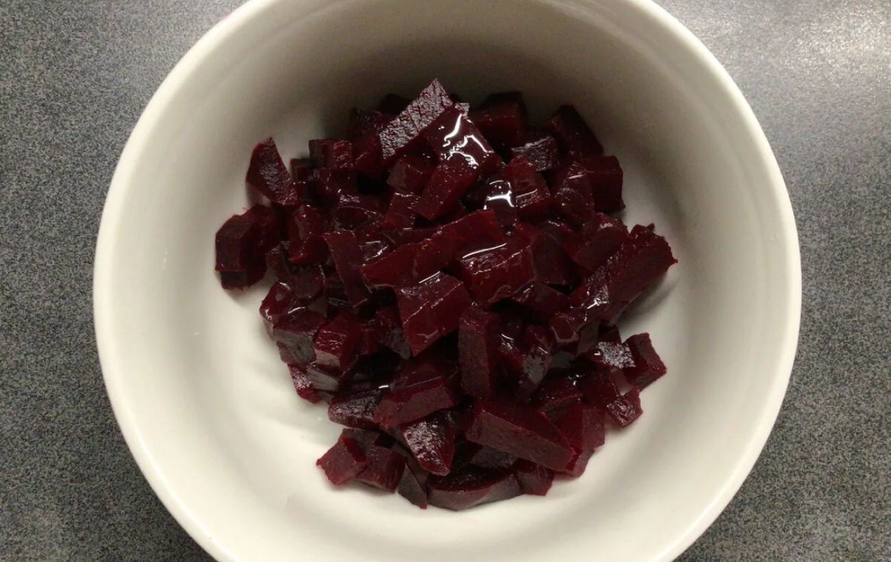 Експерти розповіли, яка проста дія допоможе набагато швидше приготувати буряк на салат