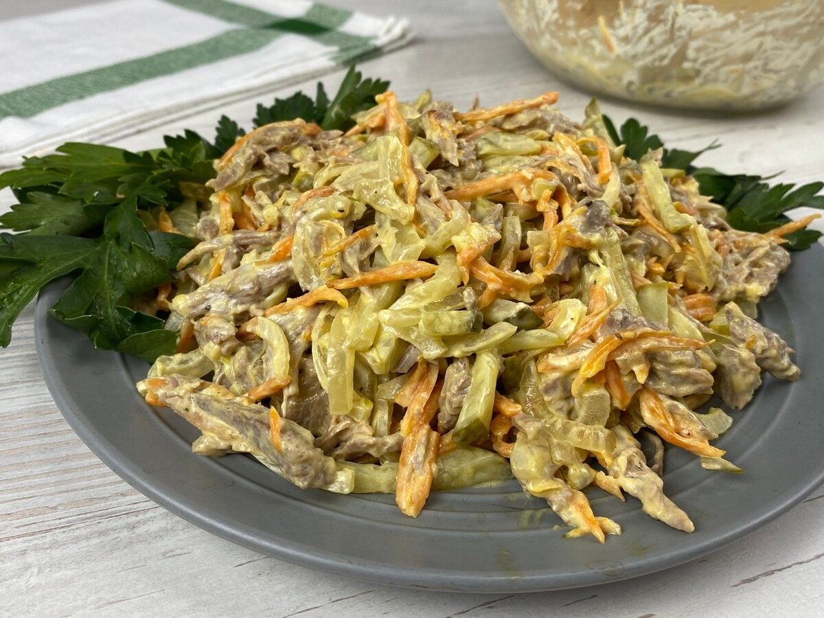 Кулінари розповіли, як приготувати смачний м'ясний салат із додаванням простих компонентів