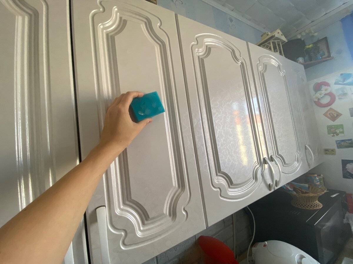 Експерти порадили, як очистити фасад кухні від жиру без тертя та використання харчової соди