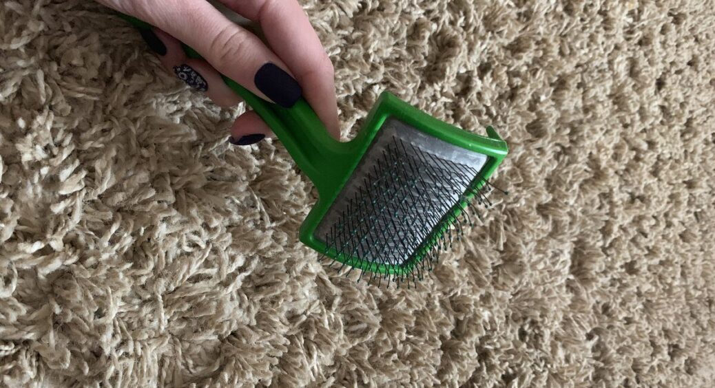 Повертаю килимам пухнастість та аромат: замість хімчистки використовую  1 простий кухонний засіб 