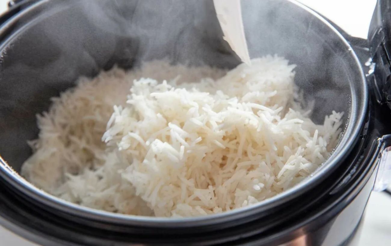 Експерти пояснили, як правильно варити рисову кашу, аби вона не злипалась і була смачною