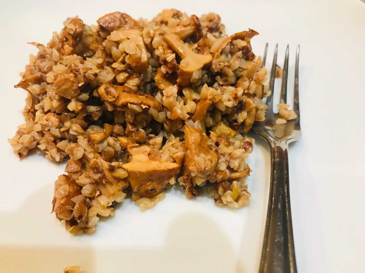 Кулінари розповіли, яка проста добавка допоможе покращити смак гречки та зробить її розсипчастою