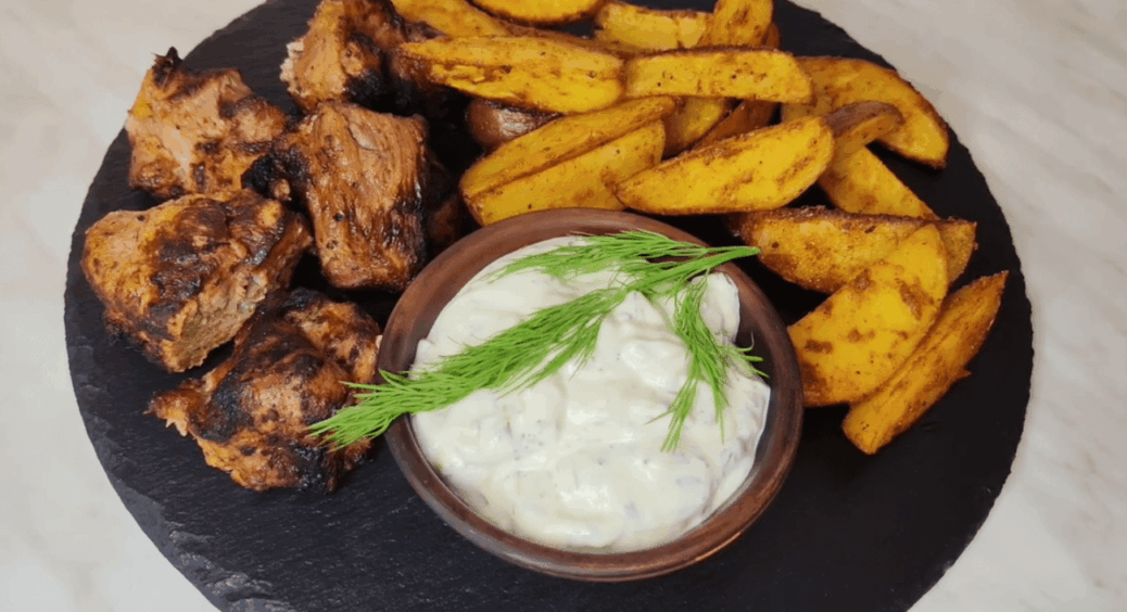 Без нього все не таке — не той смак, не той аромат: універсальний соус до м’яса та картоплі по-селянськи 