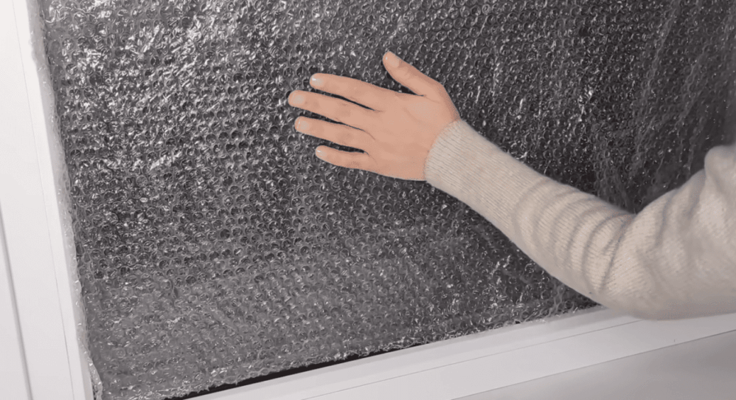 Хто не любить побавитися пухирчастою плівкою! А от я нею утеплюю вікна: дешево, швидко й без свердління 