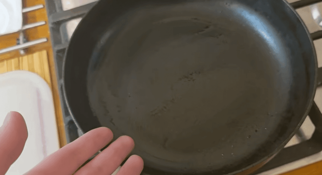 На будь-якій пательні можна смажити без масла: дідусь звичайні сковорідки робить з антипригарним покриттям 