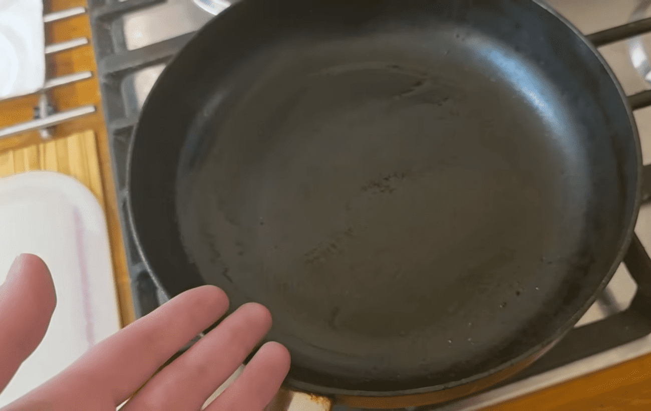 Експерти розповіли, як зробити для пательні антипригарне покриття