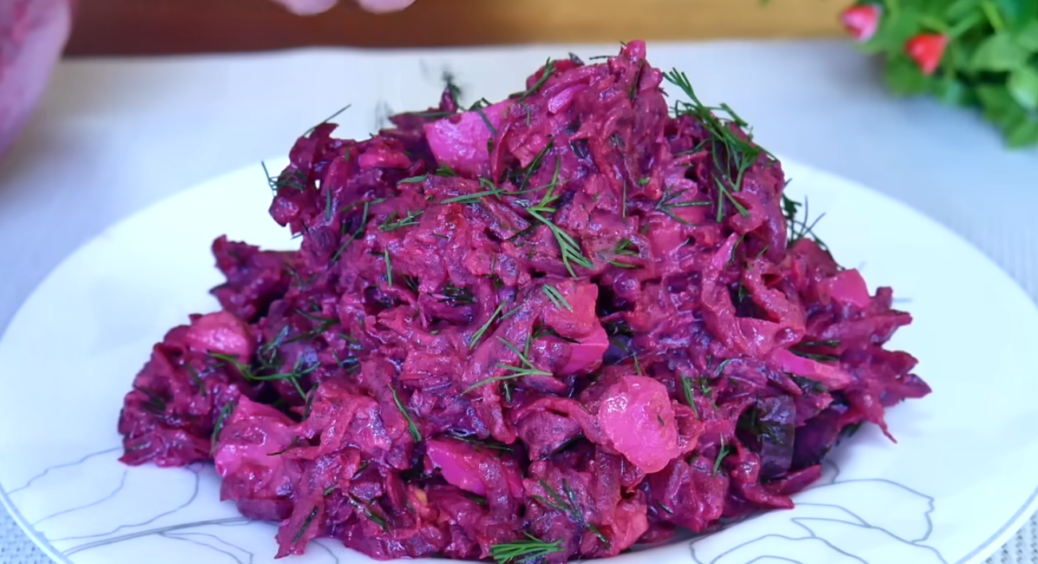 “Барбі”, але не лялька, а салат: ось який давній рецепт зі своєї юності я знайшла у маминій шухлядці 