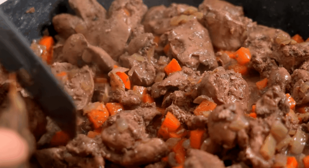 Я була впевнена, що курячою печінкою мене не здивуєш, але помилялась: 1 крок зробить її ніжною й без гіркоти 