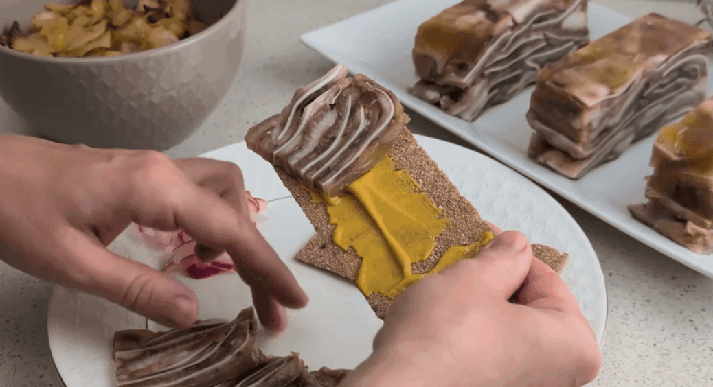 З цієї дешевої свинини я приготувала неймовірну смакоту, яка здивувала всіх: проста і корисна страва з вушок 