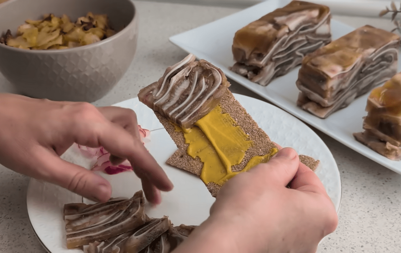 Кулінари поділились рецептом страви зі свинячих вушок