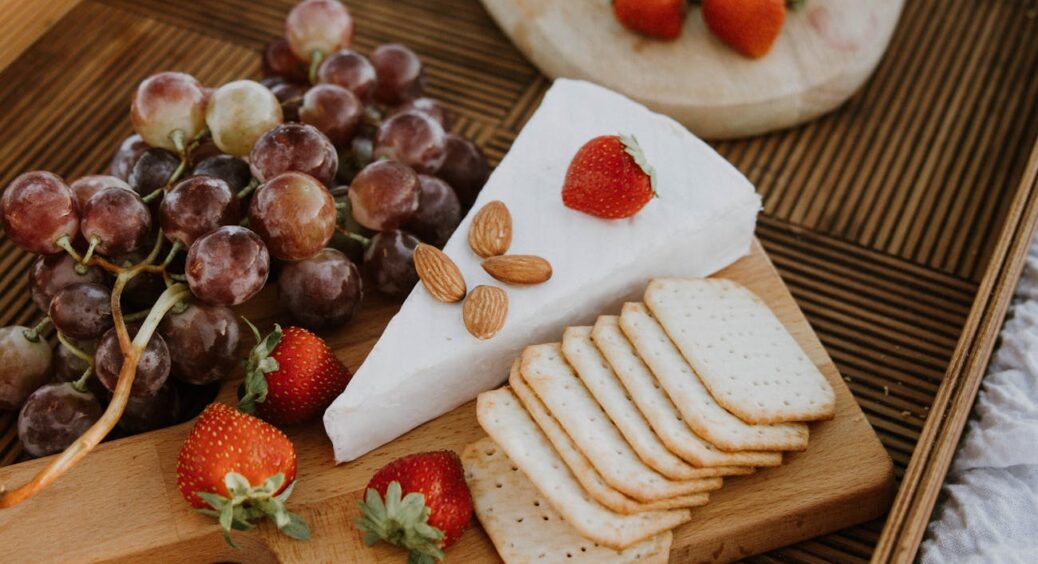 Домашній твердий сир з дірочками за 15 хвилин з 2 базових продуктів: секретом поділилась навіть зі свекрухою 