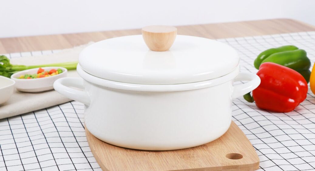 Емальована каструля потемніла і я хотіла відправити на смітник: 1 кухонний засіб довів, що вона ще послужить 