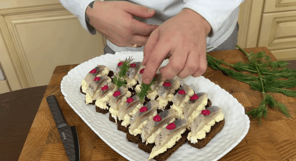 На кожне свято роблю по 50 штук — і все одно не вистачає: як звичайний хліб з оселедцем став моїм хітом 